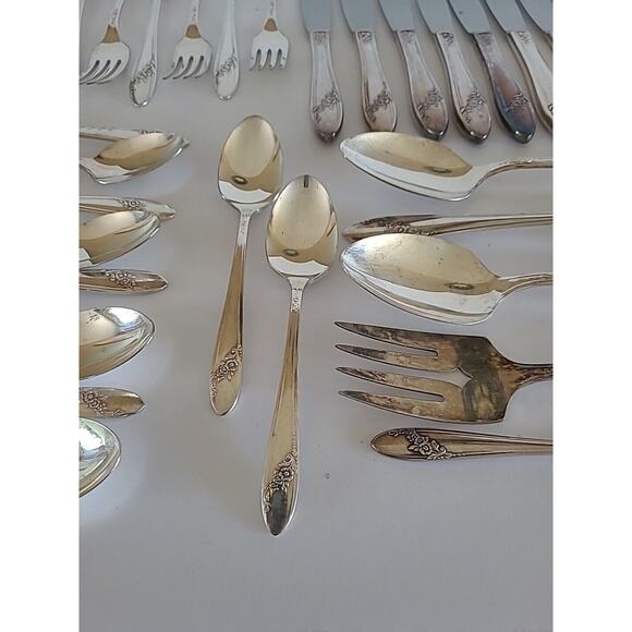 ONEIDA SILVER 34pc -Serves 8 - Queen Bess II Tudor Plated 1946 - Picture 3 of 9